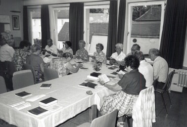 Mitarbeiter treffen sich zum Bibel lesen in Raum 8